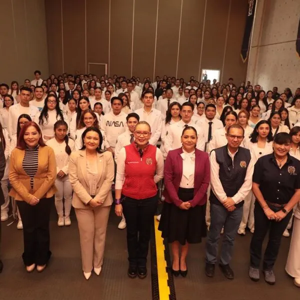 “Cuentan con la Universidad Michoacana durante su servicio social” señala rectora a egresados de Odontología