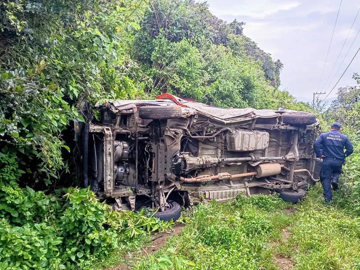 unidad del transporte público sufre accidente y termina en volcadura en Tzintzuntzan