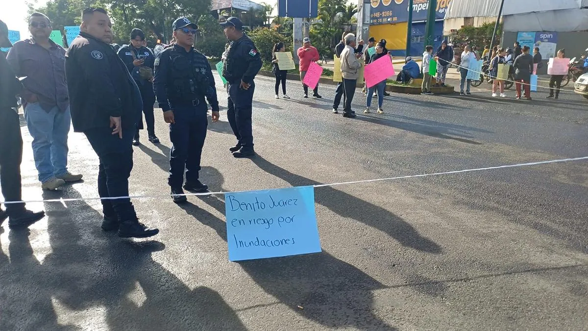 Vecinos del poniente de Morelia bloquearon la Madero