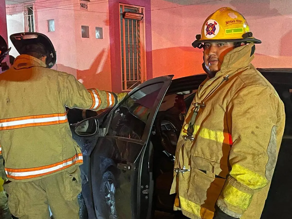 Vehículo es consumido por el fuego en Uruapan; el incendio habría sido provocado