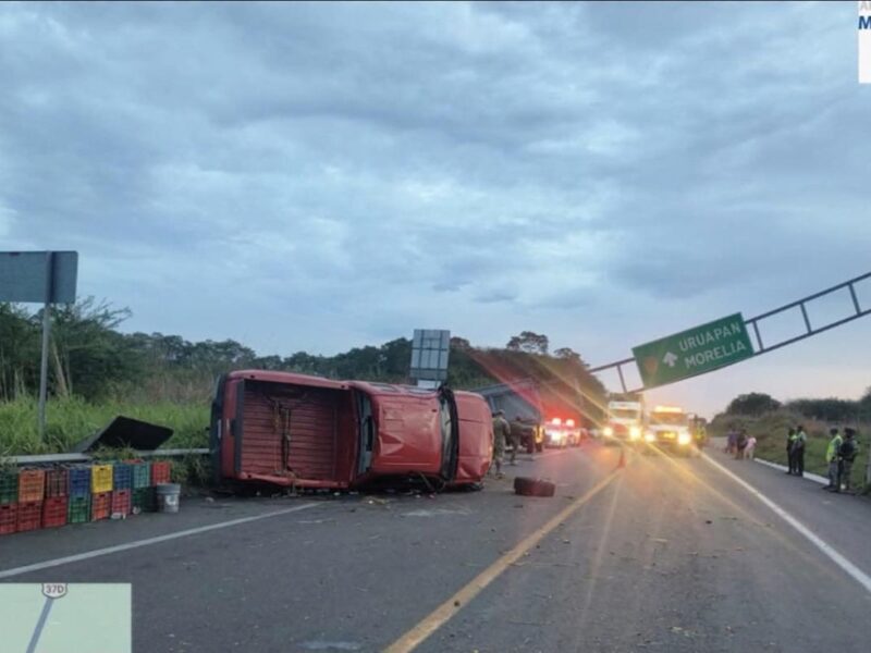 Vuelca camioneta en la autopista Siglo XXI, en Lázaro Cárdenas