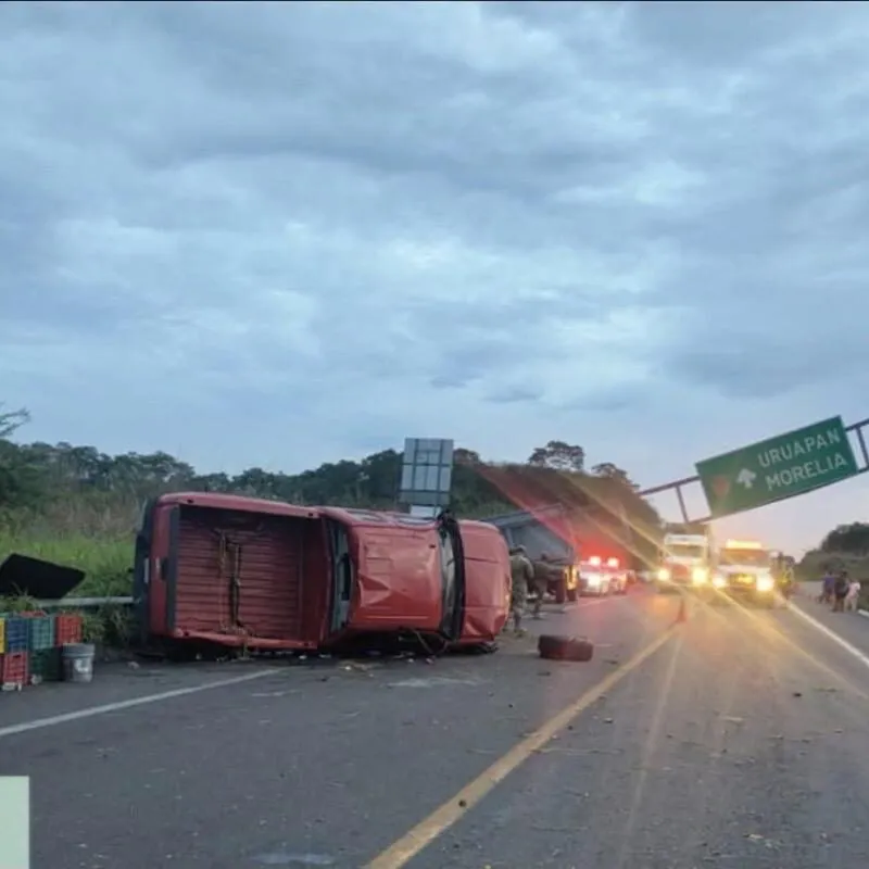 Vuelca camioneta en la autopista Siglo XXI, en Lázaro Cárdenas