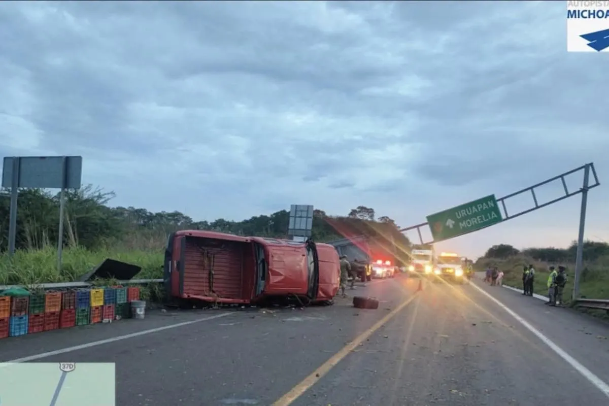 Vuelca camioneta en la autopista Siglo XXI, en Lázaro Cárdenas