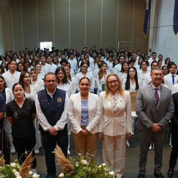 A conducirse con ética y vocación de servicio, llama Yarabí Ávila a egresados del Área de la Salud
