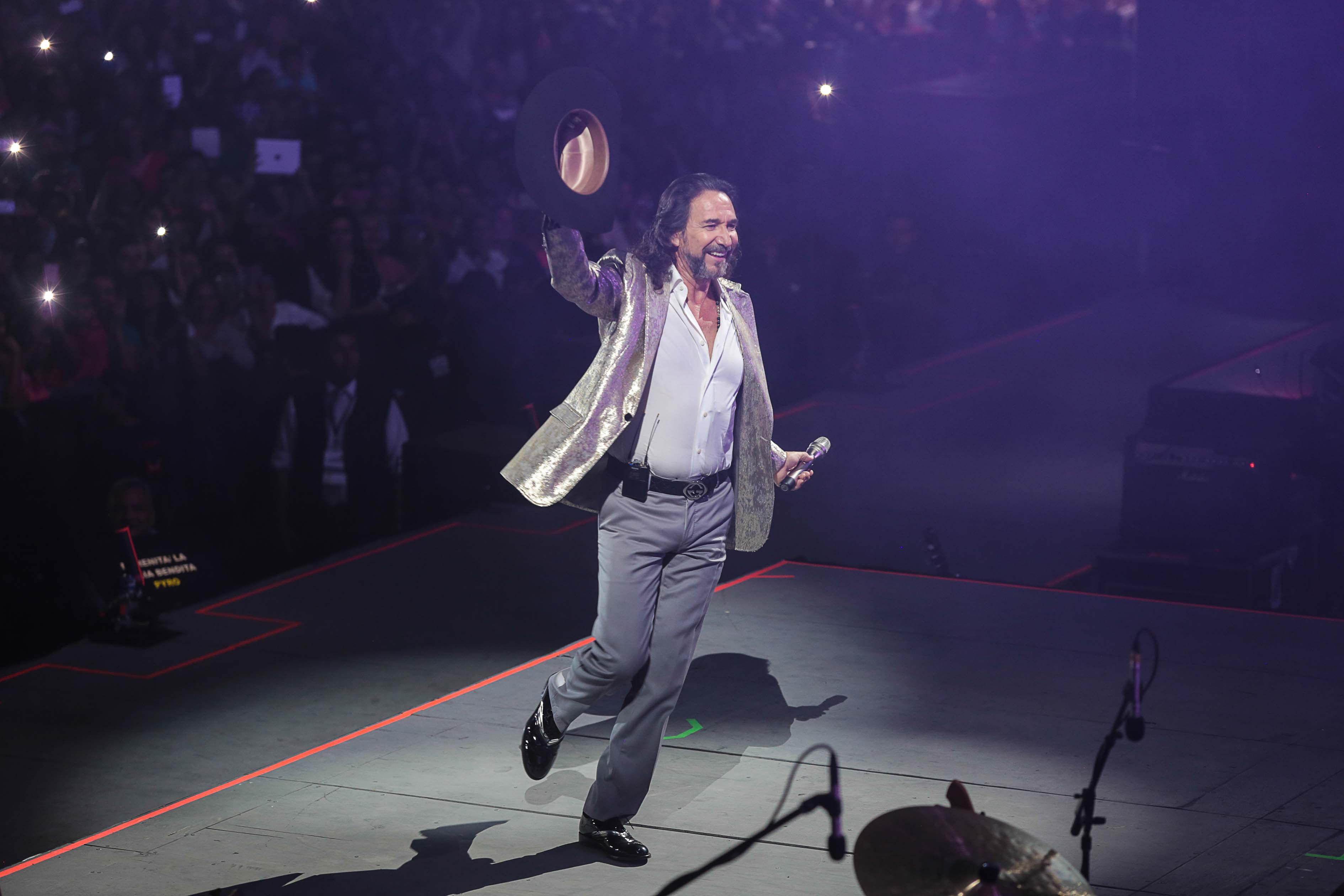 "El Buki" cantará en vivo a 100 mamás para festejarlas