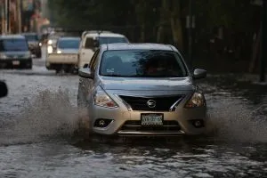 Lluvia deja inundado carril del libramiento poniente