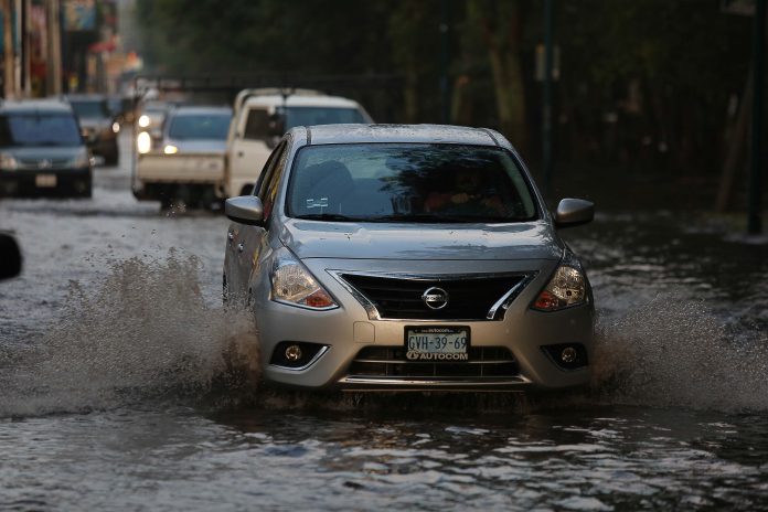 lluvias-2 Lluvia deja inundado carril del libramiento poniente